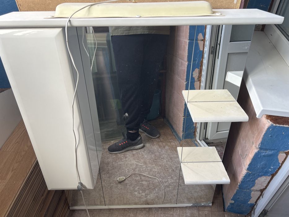 Навісне зеркало з шухлядою в ванну