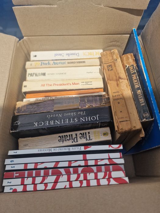 Mtas caixas com livros antigos