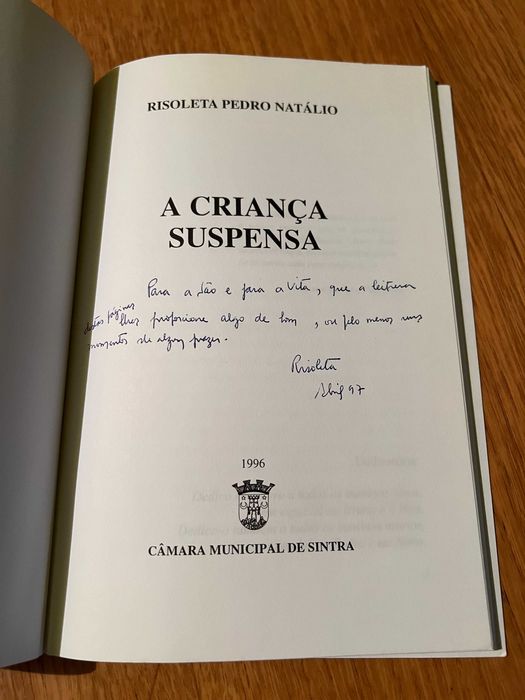A CRIANÇA SUSPENSA    Risoleta Pedro Natálio