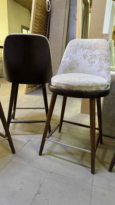 Продам полубарні  стільці б\у