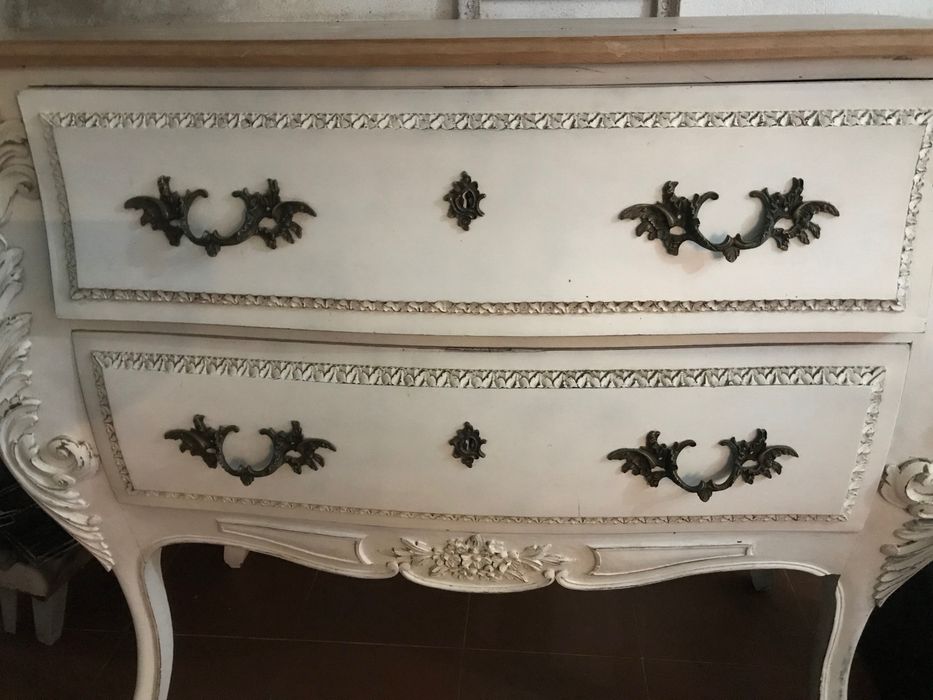 Cómoda estilo Luís XV de madeira