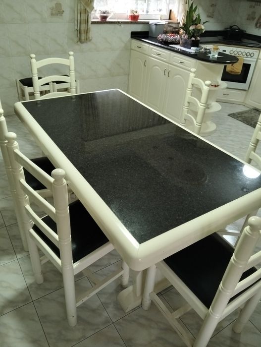 Mesa com 6 cadeiras