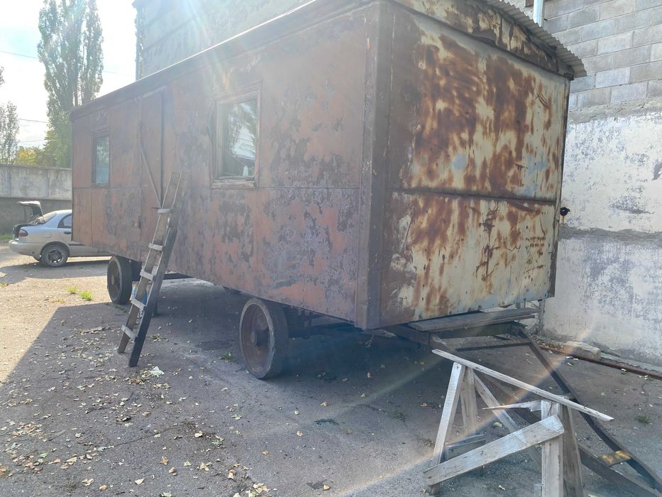 причіп вагончик на колесах, будка, сторожка. будівельний вагончик