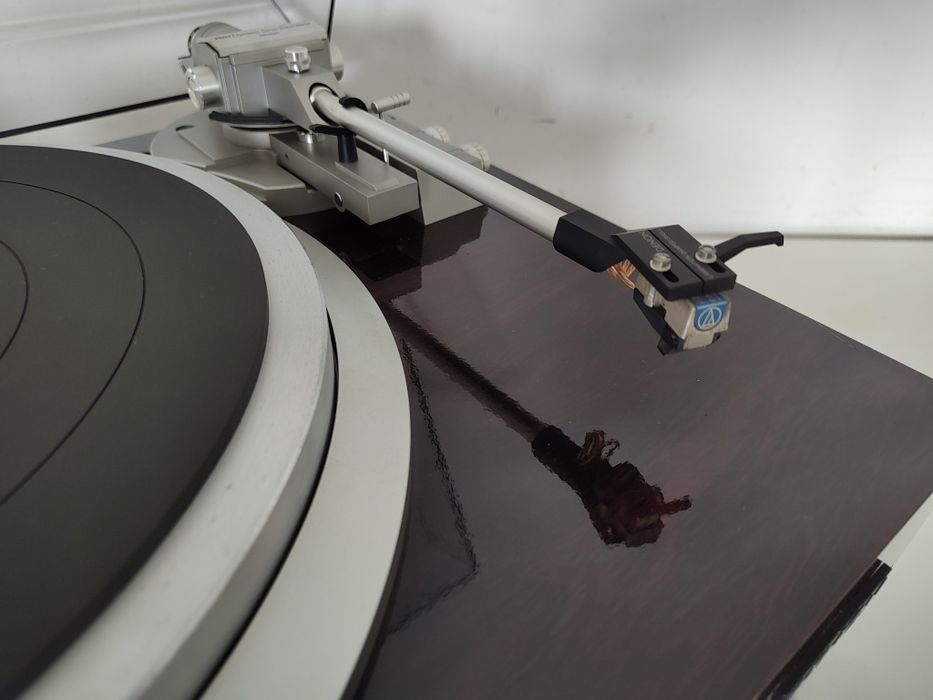 Denon DP-59M , gramofon wysokiej klasy . Najwyższy model