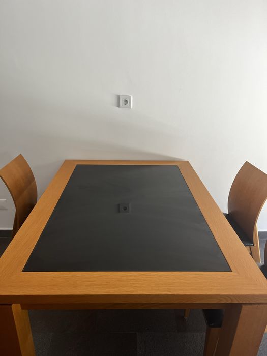 Mesa de jantar extensível + 4 cadeiras
