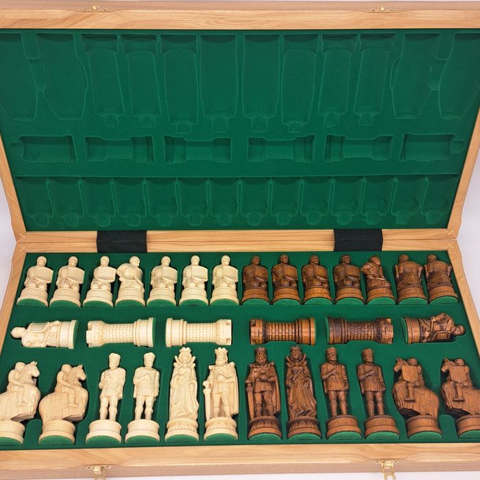 Шахи дерев'яні "Європа. Середньовіччя". 62х62см. Шахматы