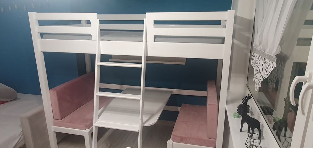 Łóżko piętrowe ze stolikiem