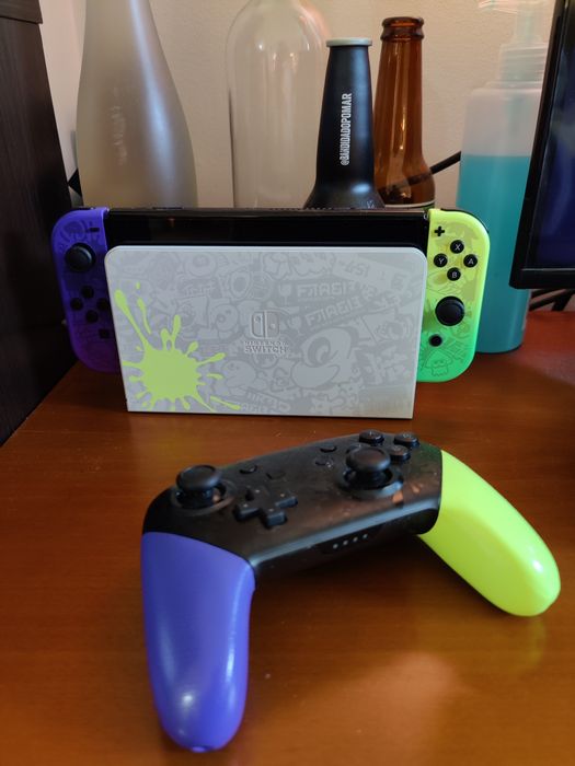 Nintendo Switch OLED Splatoon Edition + Pro controller