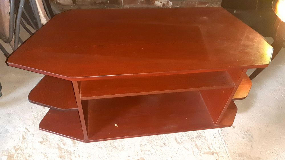 Stolik pod telewizor na kółkach