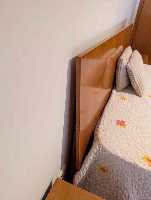 Quarto de Casal: cama, mesinhas de cabeceira e camiseiro
