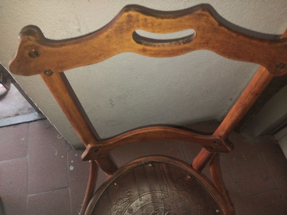 Cadeira pequena em madeira