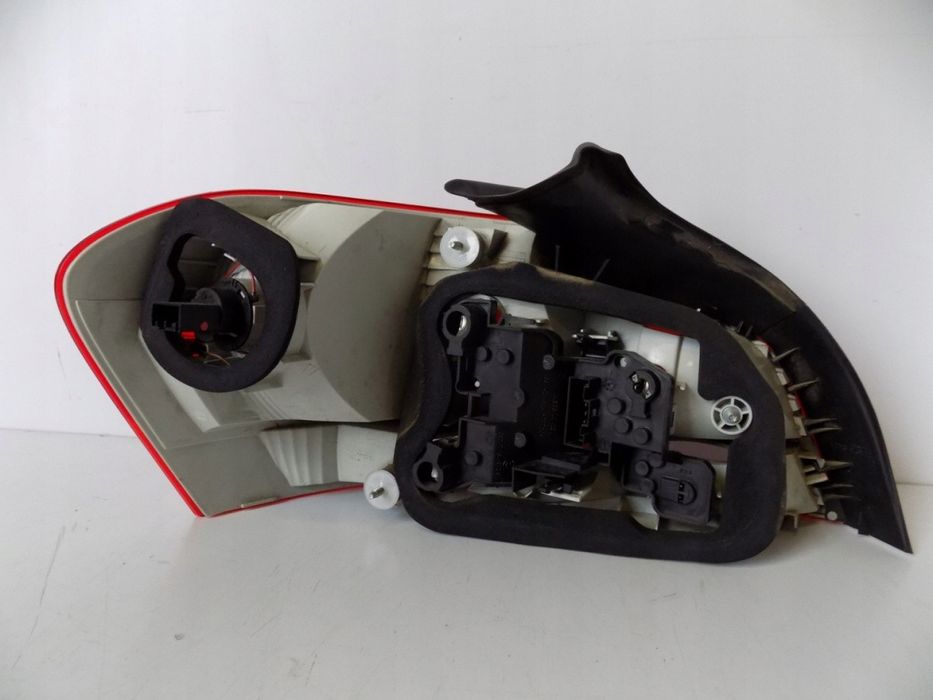 BMW 1 E82 / E88 lampa tylna prawa - 11807