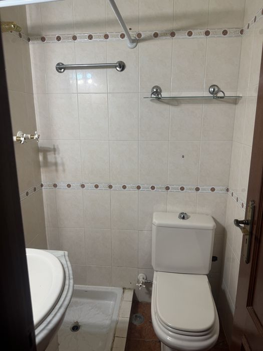 Quarto grande com cama de casal