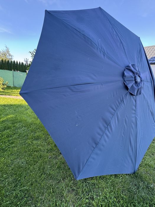 Duzy parasol otwierany przez korpke uzytkownay jeden sezon
