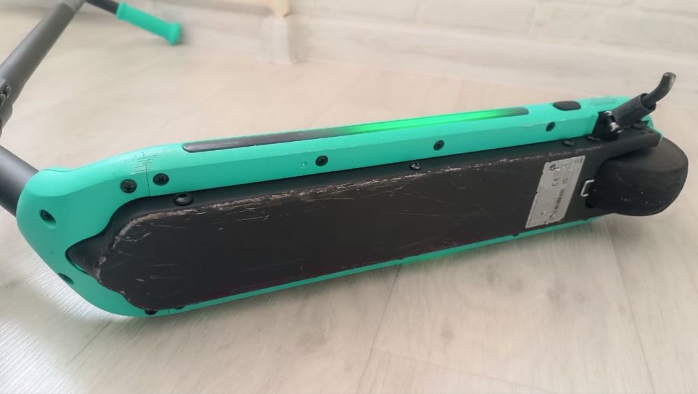 Дитячий електросамокат