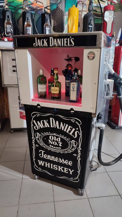 Bomba de gasolina / bar Jack Daniels