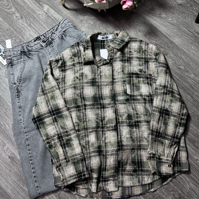 Картата сорочка зі стразами