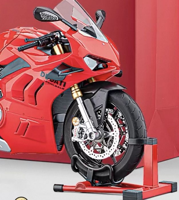 Ducati V4R Funciona, tem chaves, luzes, acelera ,  traseira gira. Tamanho 1:6