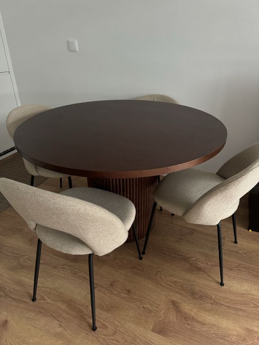 Mesa e cadeiras de jantar