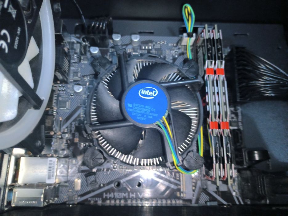 Материнська плата з процесором та оперативною пам'ятю