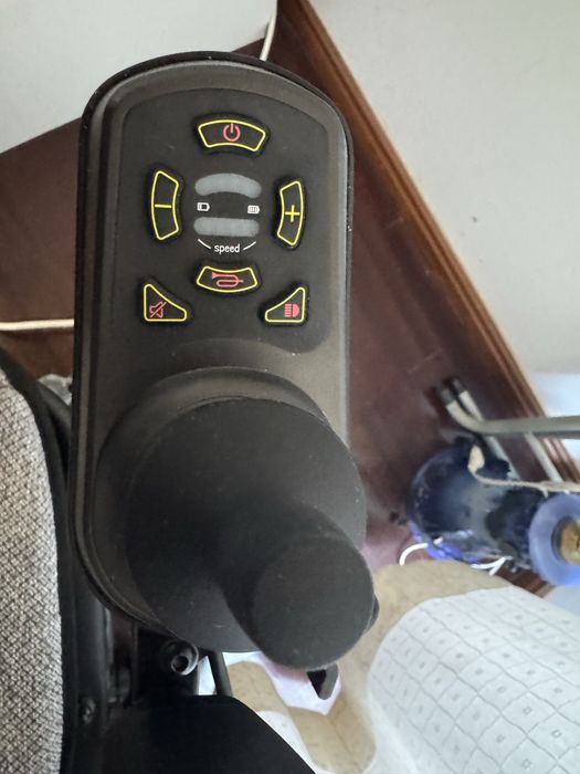 Cadeira de rodas elétrica dobrável Mobiclinic Mara