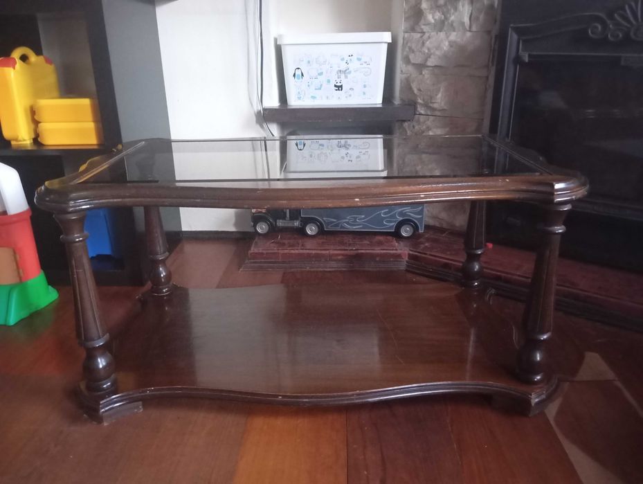 Mesa de centro em madeira e tampo de vidro