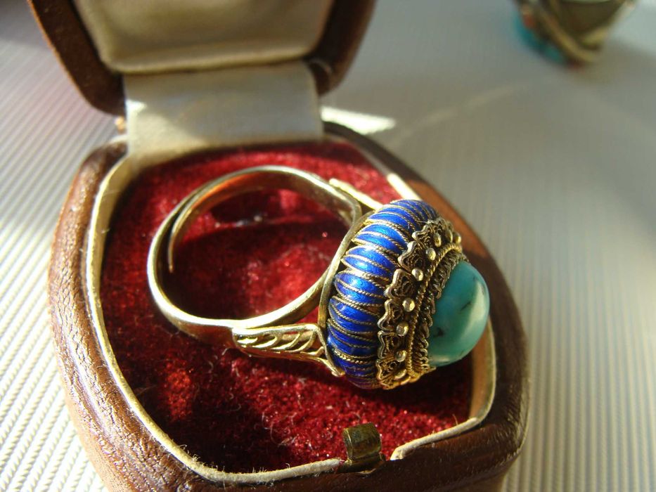 srebrny pozłacany pierścionek kopułka