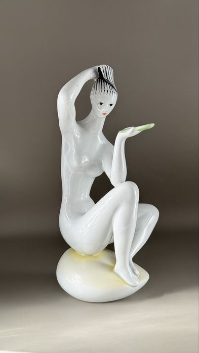 Kobieta z lusterkiem, zsolany figurka porcelanowa