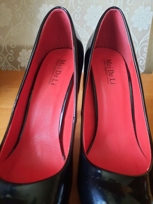 Лаковые лабутены.