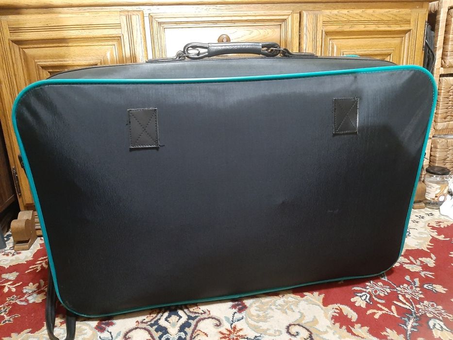 Дорожный чемодан на колесах