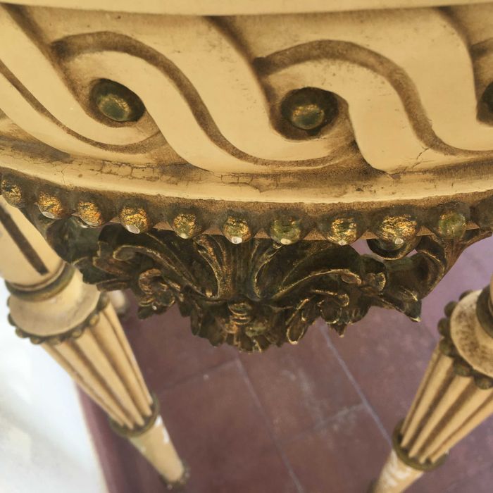 Mesa meia lua com gaveta pequena em talha