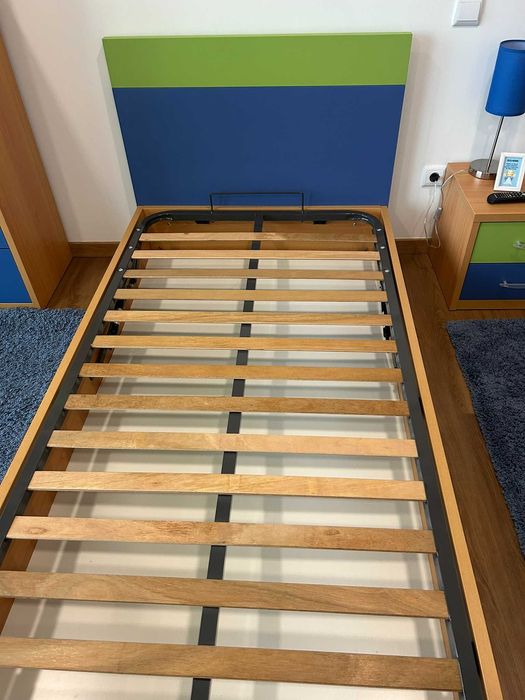 Cama de pessoa e meia como nova e com estrado elevatório