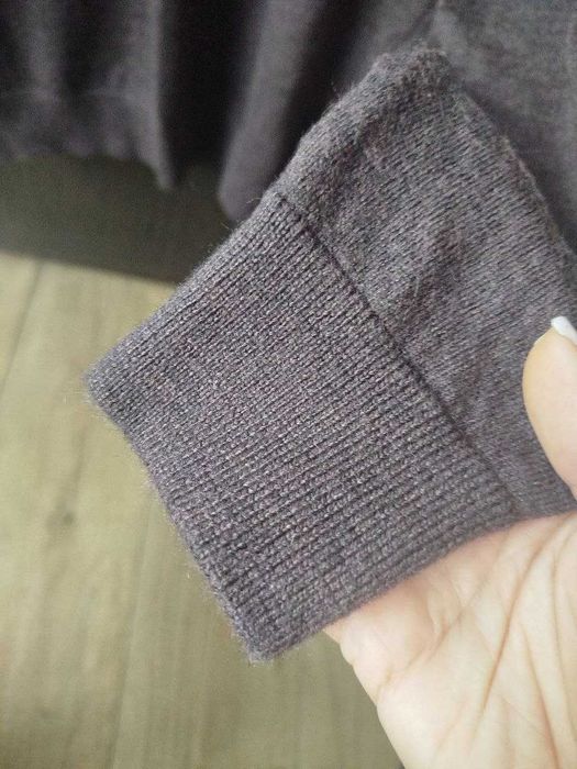 Вовняна кофтинка в трендовому кольорі.