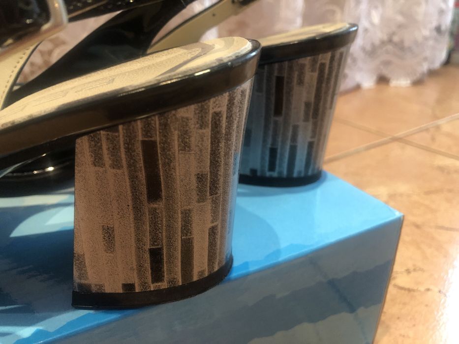 Продам босоніжки