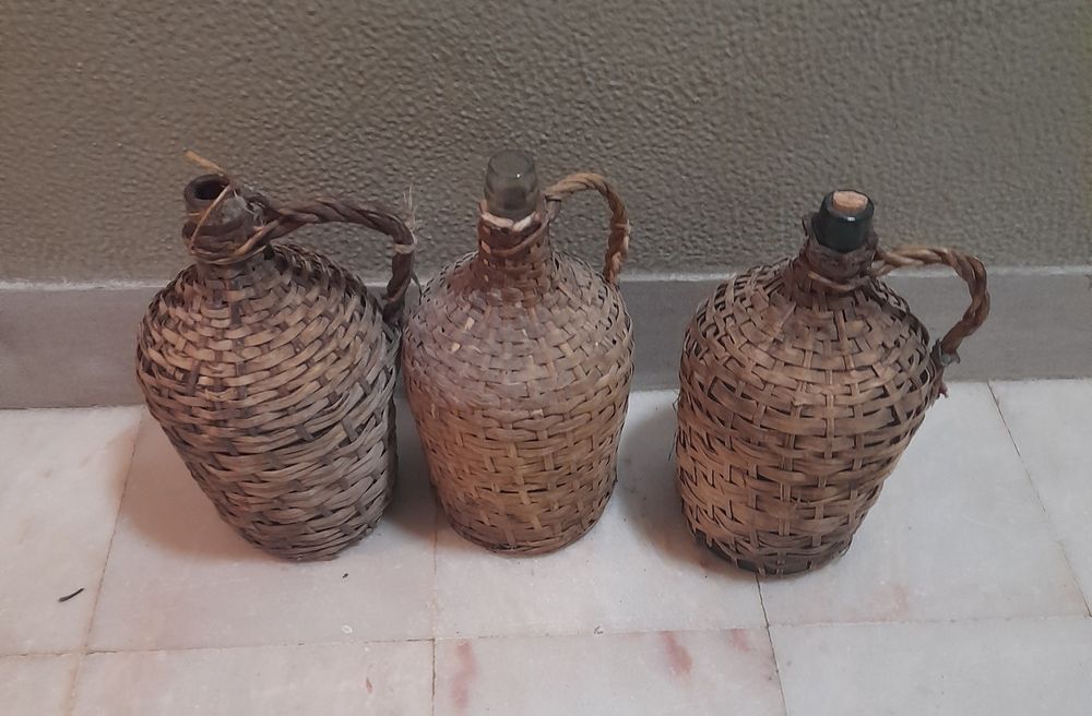 Garrafões vintage empalhados