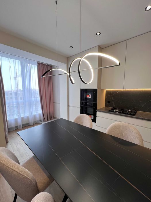 ТОПОВА євроТРІЙКА в районі центру повністю укомплектована