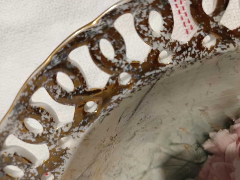 Prato de porcelana, pintado à mão (bordo e dourado)