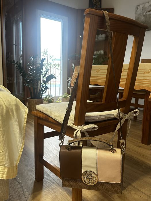 Mala Guess como Nova