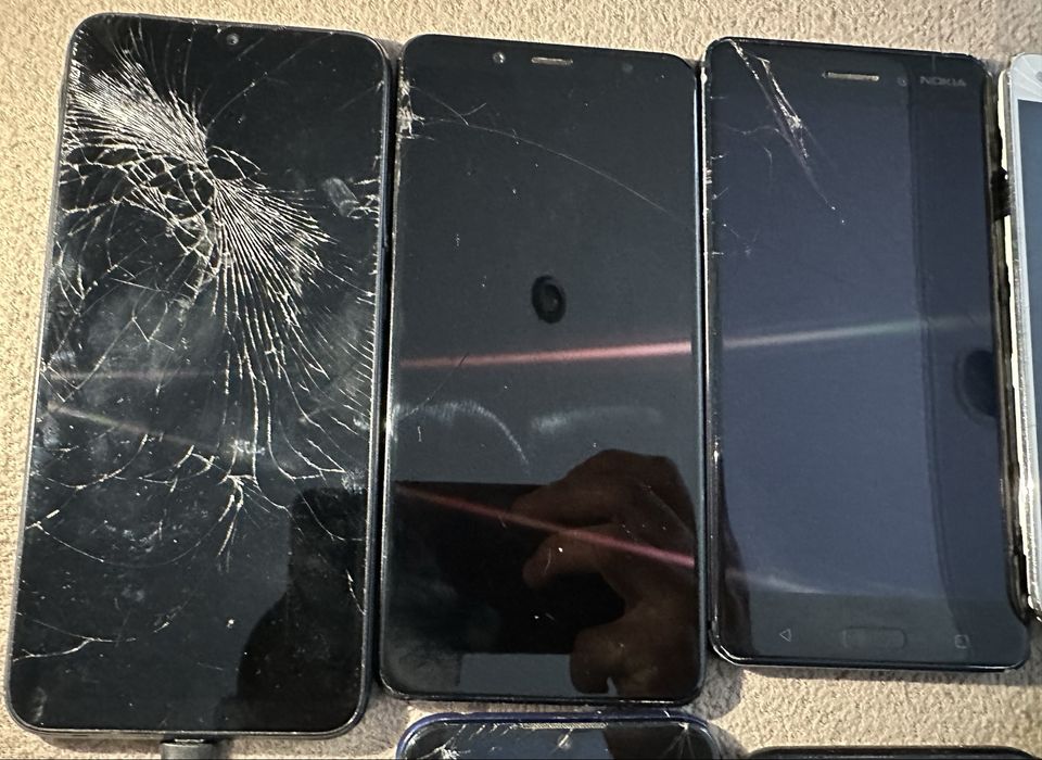 Zestaw 11 telefonów - różne modele, różne stany