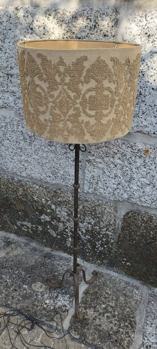 candeeiro  de pé ferro forjado e abat-jour