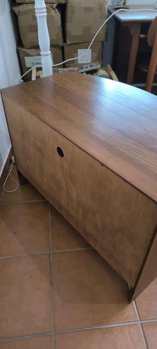 Mesa para TV em madeira maciça