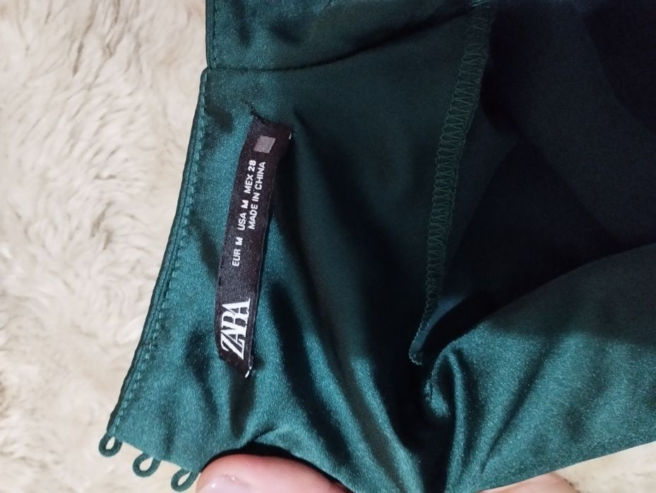 Blusa cetim verde esmeralda Zara nova