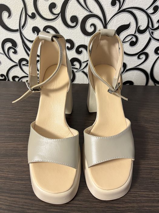 Босоножки на каблуке (кожа)