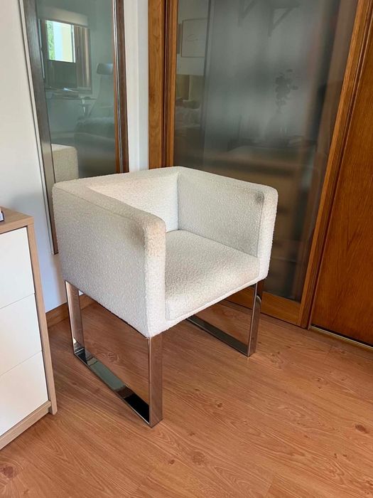 Cadeirão Branco, Pés em Inox