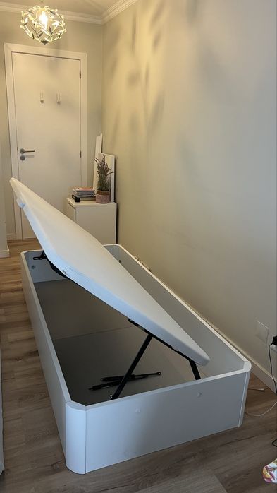 Cama e colchão semi-novos