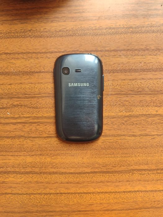 Este é um telemóvel Samsung Rex 70 (GT-S3800W)