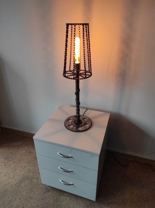 Ręcznie wykonana lampa stołowa w stylu loft / industrial.
W całości zr