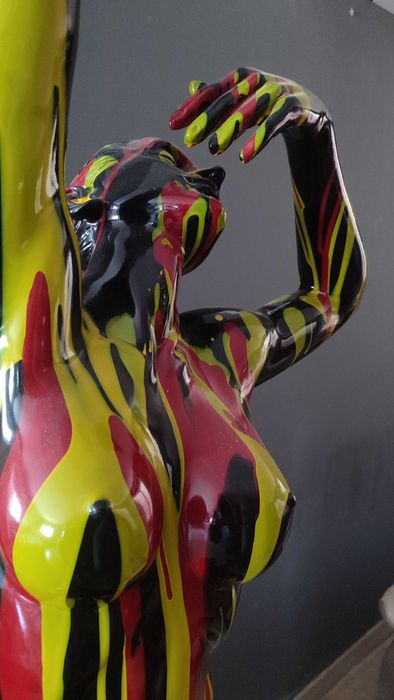 Figura feminina em pose artística