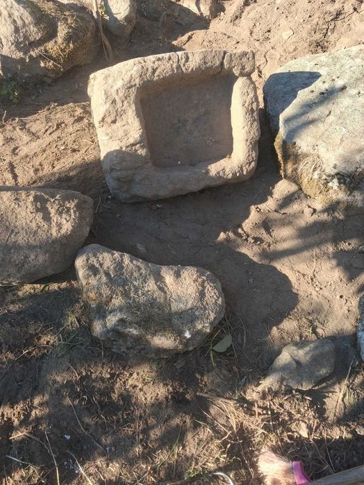 Pia em pedra conca centenária de ruína rural