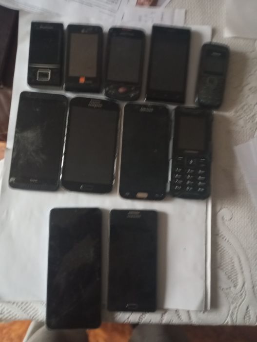 Zestaw telefonów komórkowych,część sprawna.